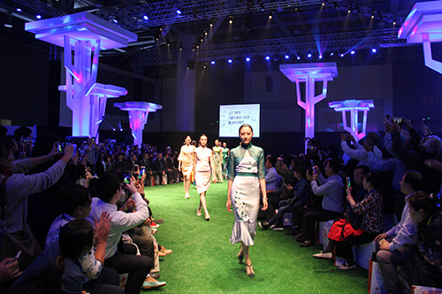 2016年10月，由达利主导的“2017中国丝绸秋冬流行趋势”在奥体博览中心首次发布，并受邀到迪拜进行巡展。.jpg