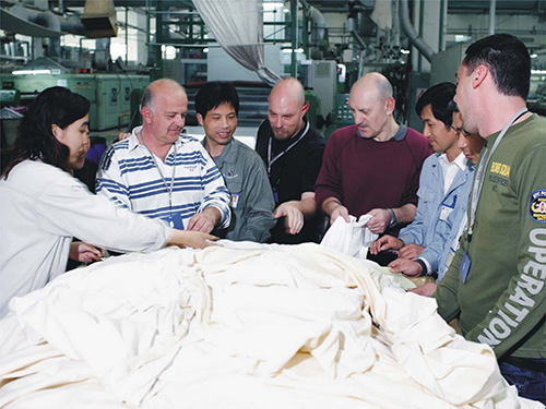 2008年1月起，公司引进意大利高级丝绸印染工艺、后整理技术专家团队来公司提升公司的印染工艺技术，以期达成全世界最先进的丝绸工艺技术，改“中国制造”为“中国创造”。.jpg